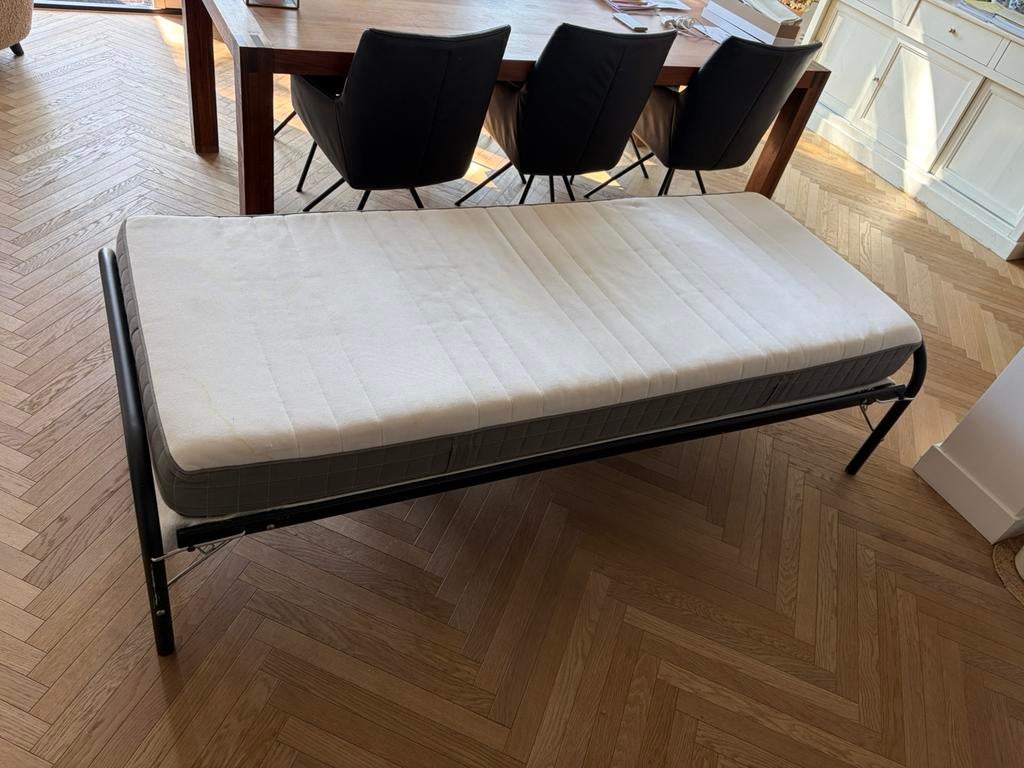 Logeerbed - Opvouwbaar divanbed met matras en beschermer, Huis en Inrichting, Banken | Sofa's en Chaises Longues, Ophalen, Gebruikt