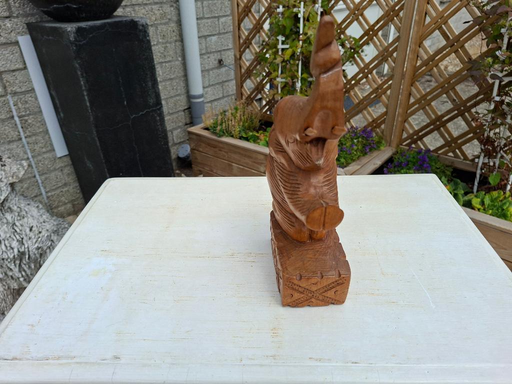 mooie houten handgemaakte knielende olifant beeld, Ophalen of Verzenden, Handgemaakt, Houtsnijwerk