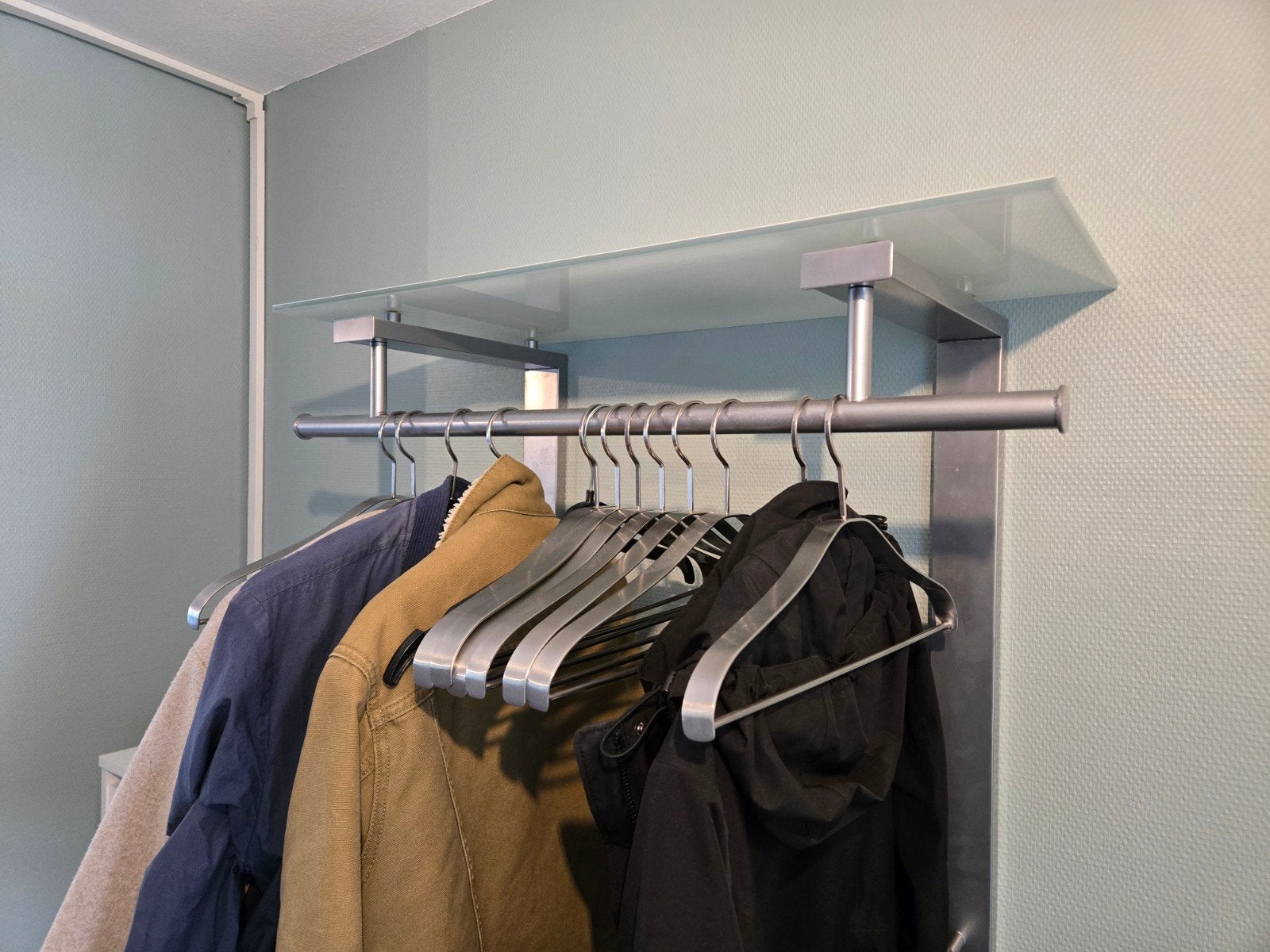 Prijs verlaagd! Moderne wandkapstok met glazen plank en meta, Huis en Inrichting, Woonaccessoires | Kapstokken, Gebruikt, Minder dan 100 cm