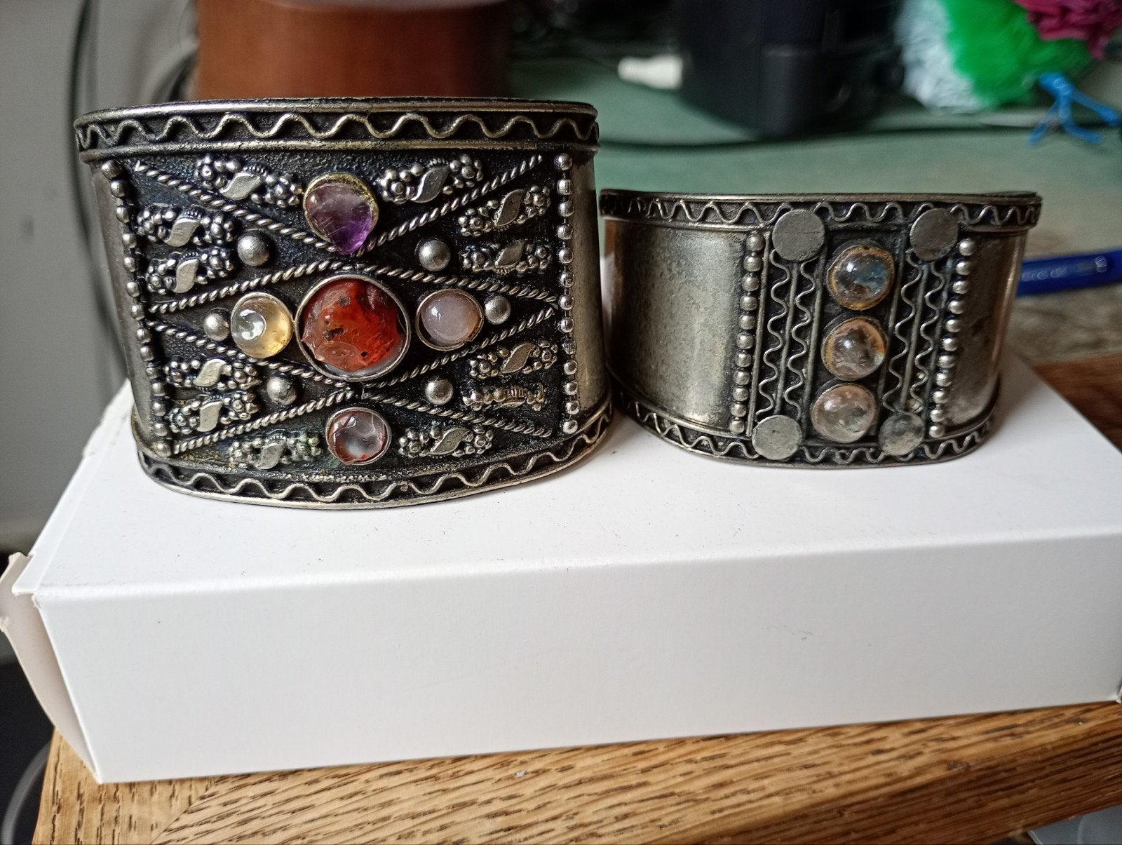 oude etnische armbanden met filigraan en edelstenen, Ophalen, Overige materialen, Gebruikt, Met edelsteen