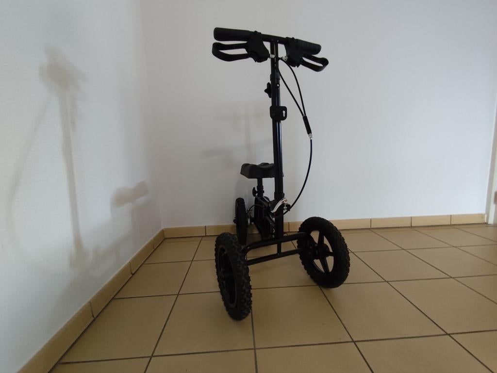 Kniesteun Scooter / Knie Walker - Mobiliteitshulpmiddel, Diversen, Rollators, Ophalen of Verzenden, Zo goed als nieuw