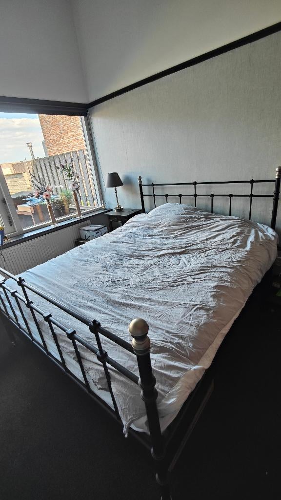 Gratis stalen bed met matras en lattenbodem, Ophalen, Gebruikt, Zwart, Tweepersoons