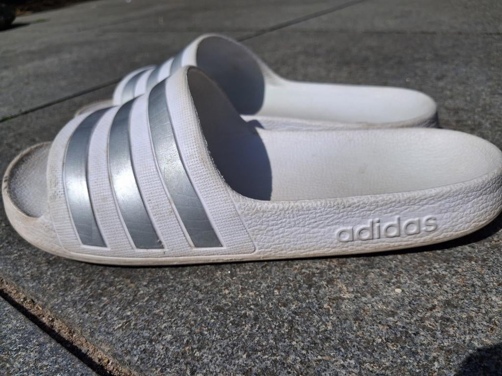Adidas slippers maat 37 - Wit met zilveren strepen, Ophalen