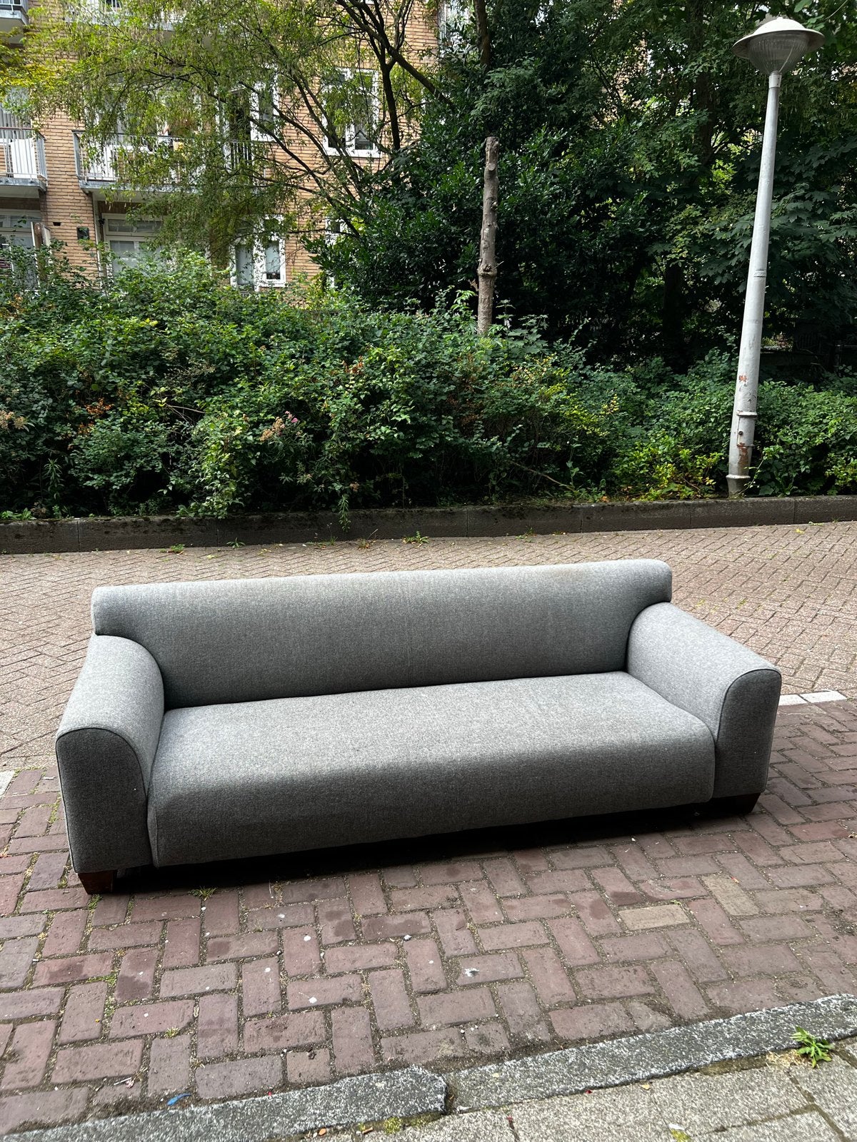 Grijze bank - Comfortabel en ruim, moet snel weg!, Huis en Inrichting, Banken | Bankstellen, Ophalen, Gebruikt, Driepersoons, 75 tot 100 cm