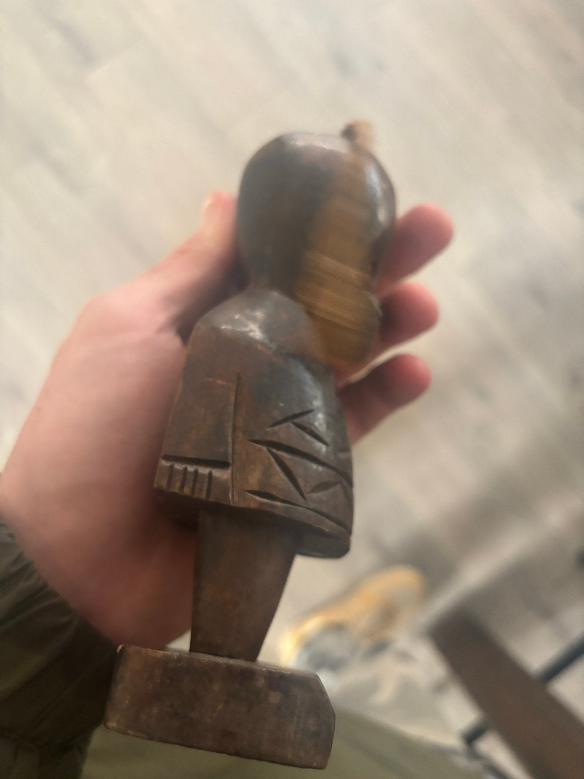 Handgesneden houten beeldje met touwdetail, Antiek en Kunst, Kunst | Beelden en Houtsnijwerken, Overige onderwerpen, Minder dan 20 cm