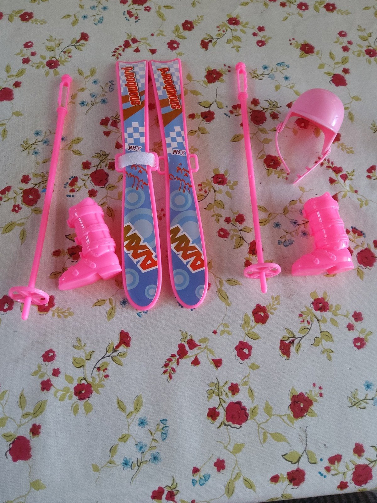Roze ski-set voor poppen - Ski's, stokken, laarzen, helm, Ophalen of Verzenden