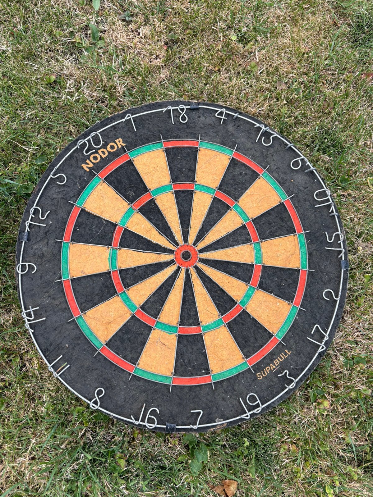 Vintage dartset compleet (2x darts + dartbord), Ophalen, Gebruikt, Dartbord