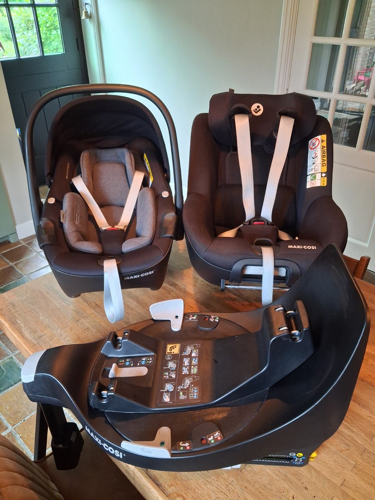 Maxi-Cosi Pebble 360 & Pearl 360 met FamilyFix 360 Base, Ophalen, Verstelbare rugleuning, 0 t/m 18 kg, Zo goed als nieuw