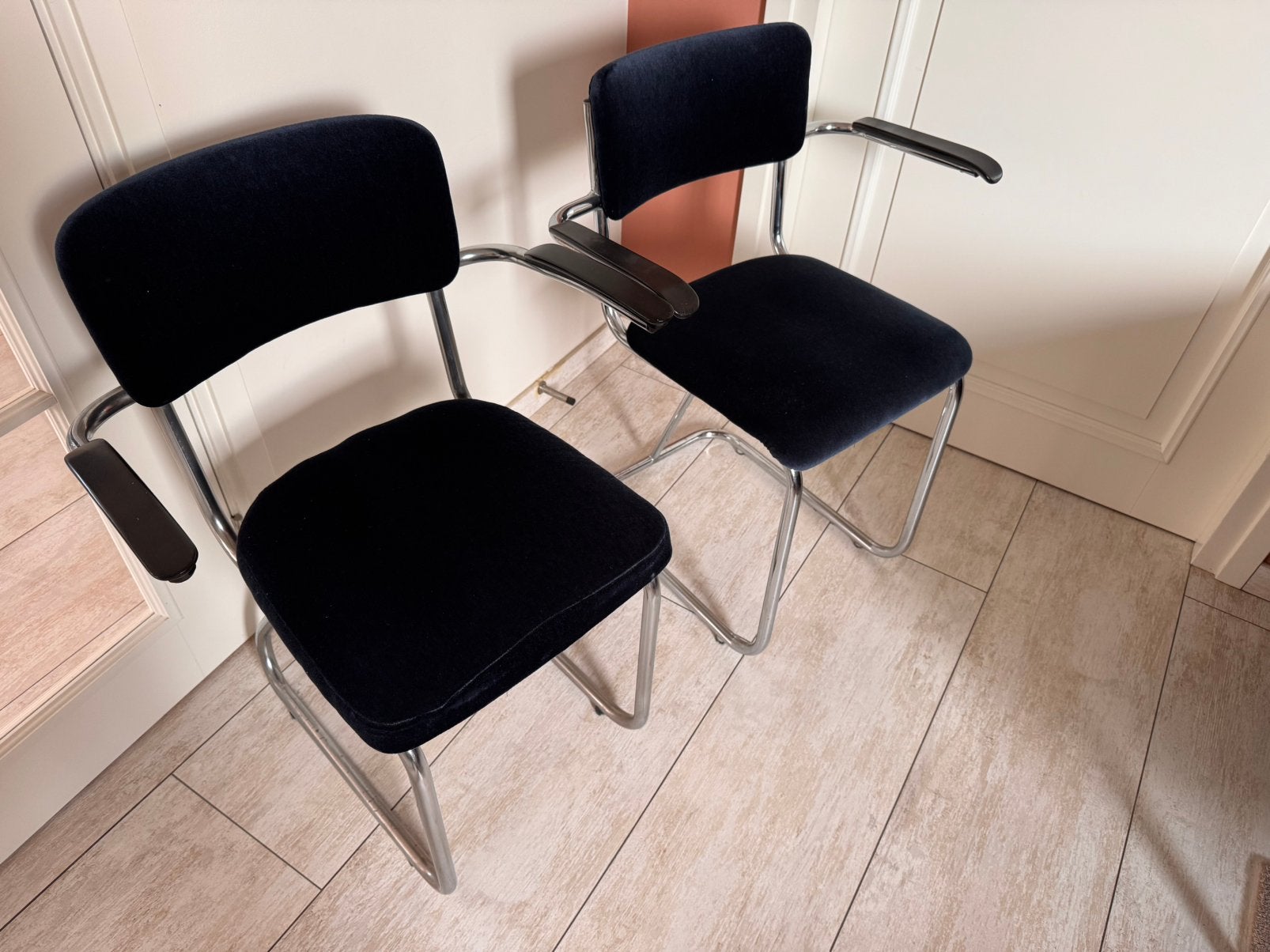 2 vintage stoelen met armleuningen, Huis en Inrichting, Stoelen, Ophalen, Twee, Blauw, Zo goed als nieuw