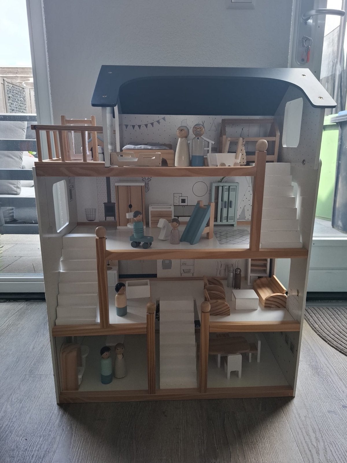 Groot houten poppenhuis met meubels en poppetjes, Ophalen, Zo goed als nieuw, Poppenhuis