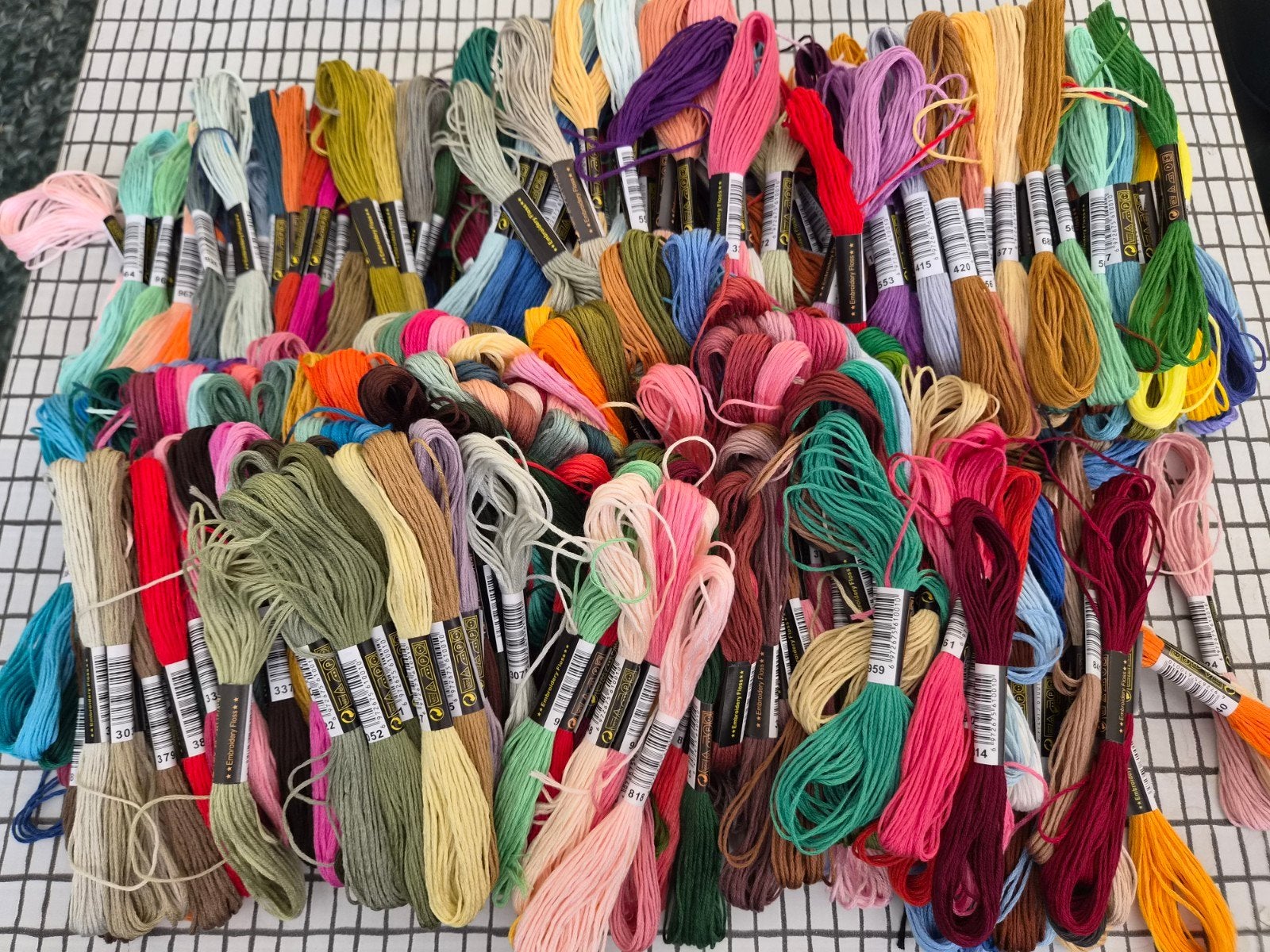 Assortiment borduurgaren, ruim 400 strengen, splijtbaar, 6-d, Ophalen of Verzenden, Nieuw, Borduurgaren of Zijde