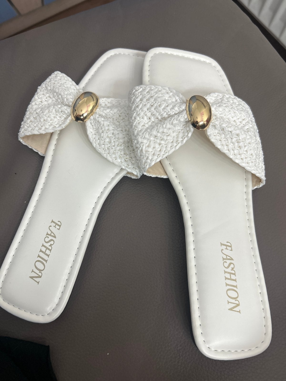 Witte slippers met strik - Maat 40 Valt als 39/38, Kleding | Dames, Schoenen, Slippers, Wit, Nieuw, Ophalen of Verzenden
