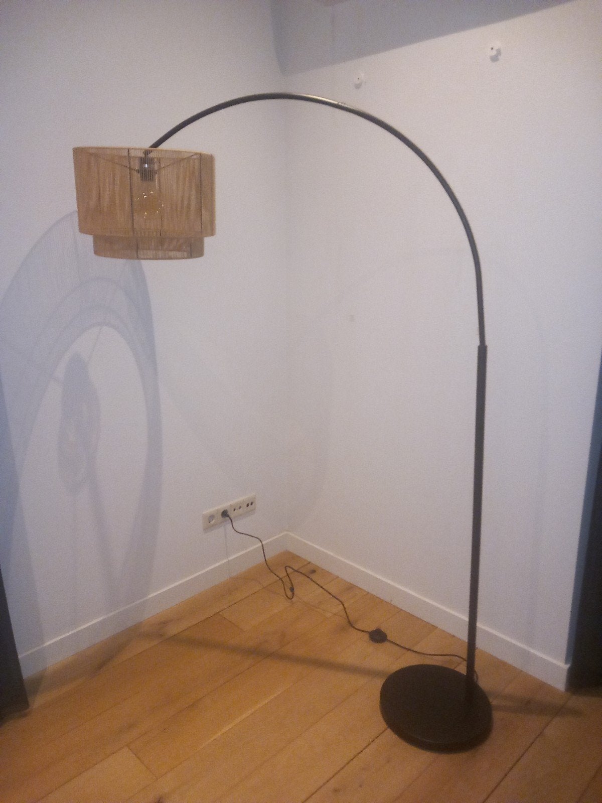 Staande booglamp Cilen zwart/bruin met rotan look kap, Huis en Inrichting, Lampen | Vloerlampen, Ophalen, E27 (groot), Zo goed als nieuw