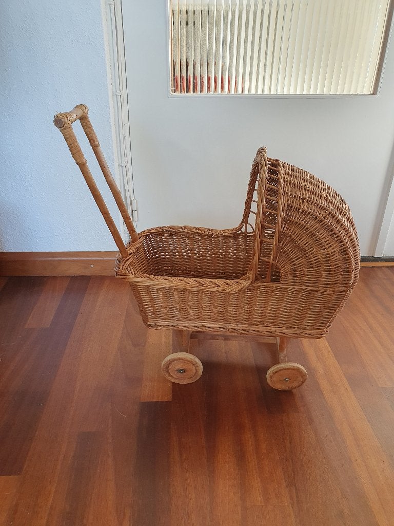 /   Mooie rieten poppenwagen, Ophalen, Zo goed als nieuw, Barbie