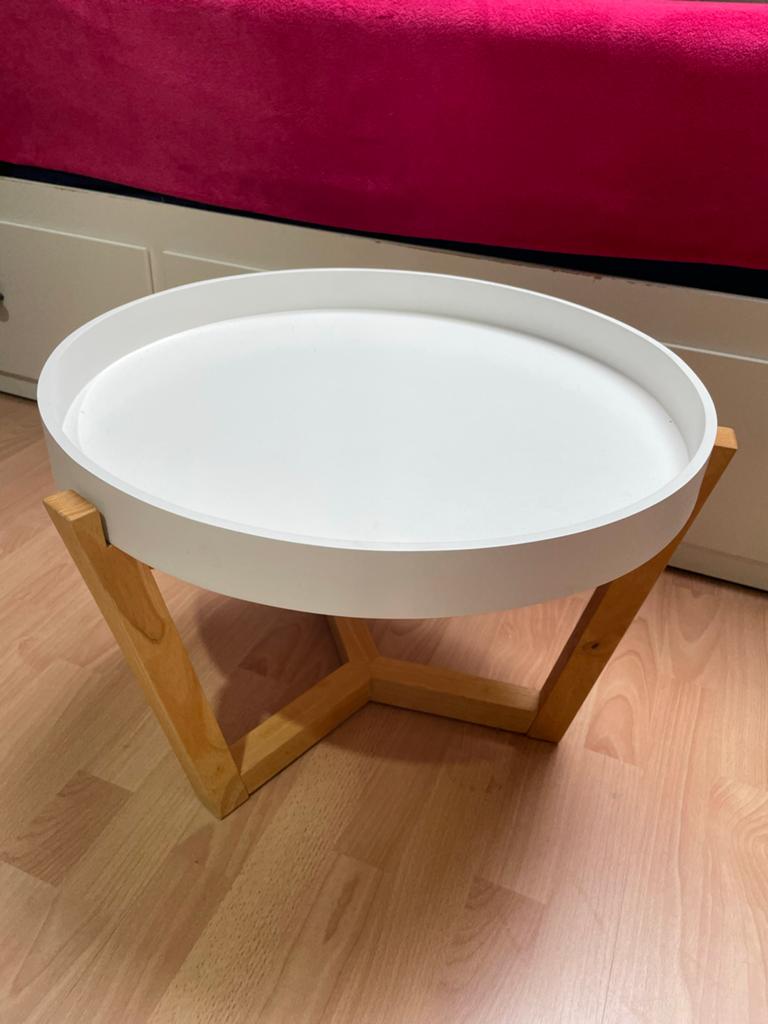 Moderne bijzettafel met wit blad en houten onderstel, Huis en Inrichting, Tafels | Salontafels, Ophalen, 50 tot 100 cm, Rond, Zo goed als nieuw