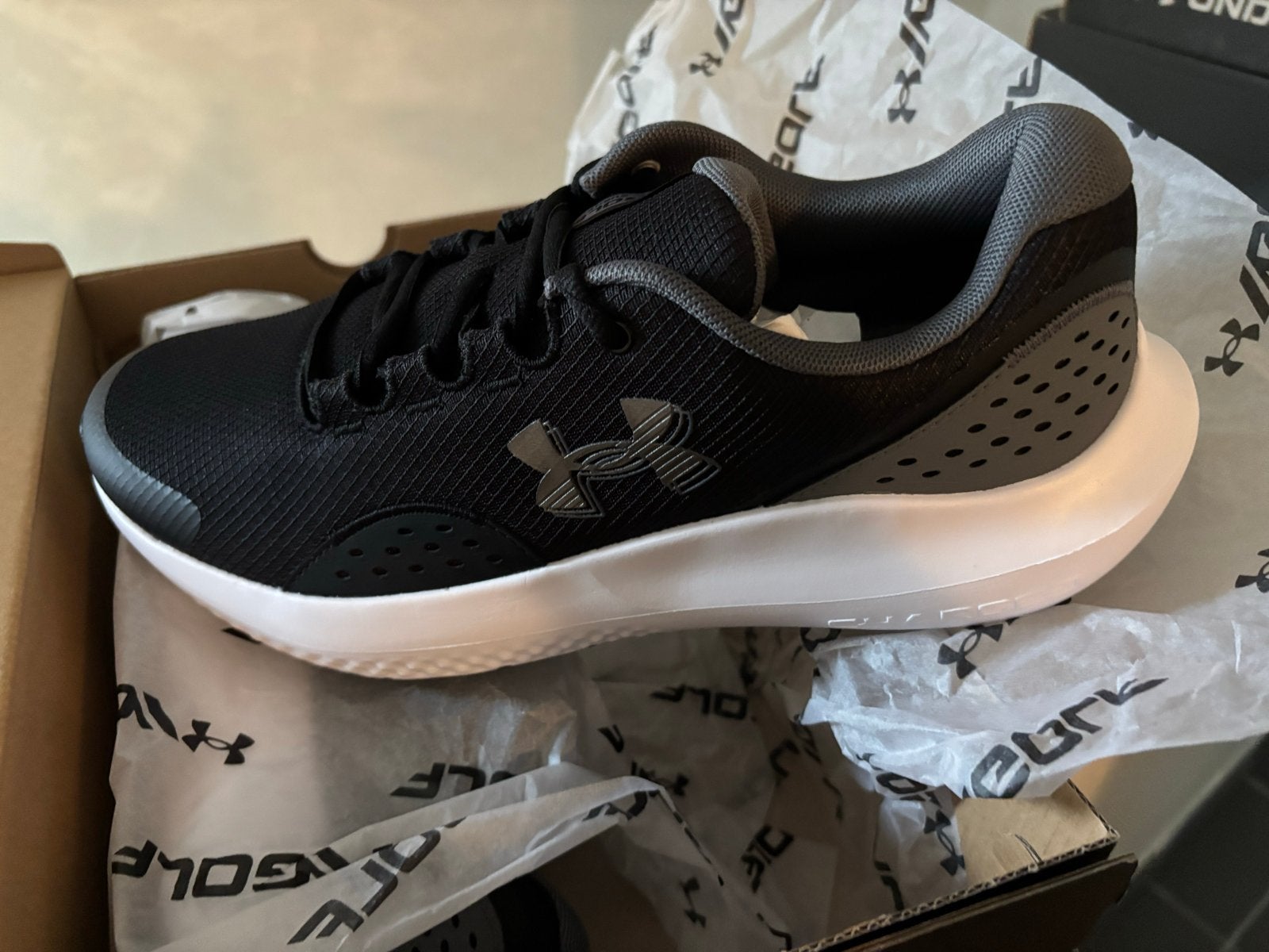 Under Armour Surge Golf schoenen - Maat 44, Ophalen, Nieuw, Zwart, Sportschoenen