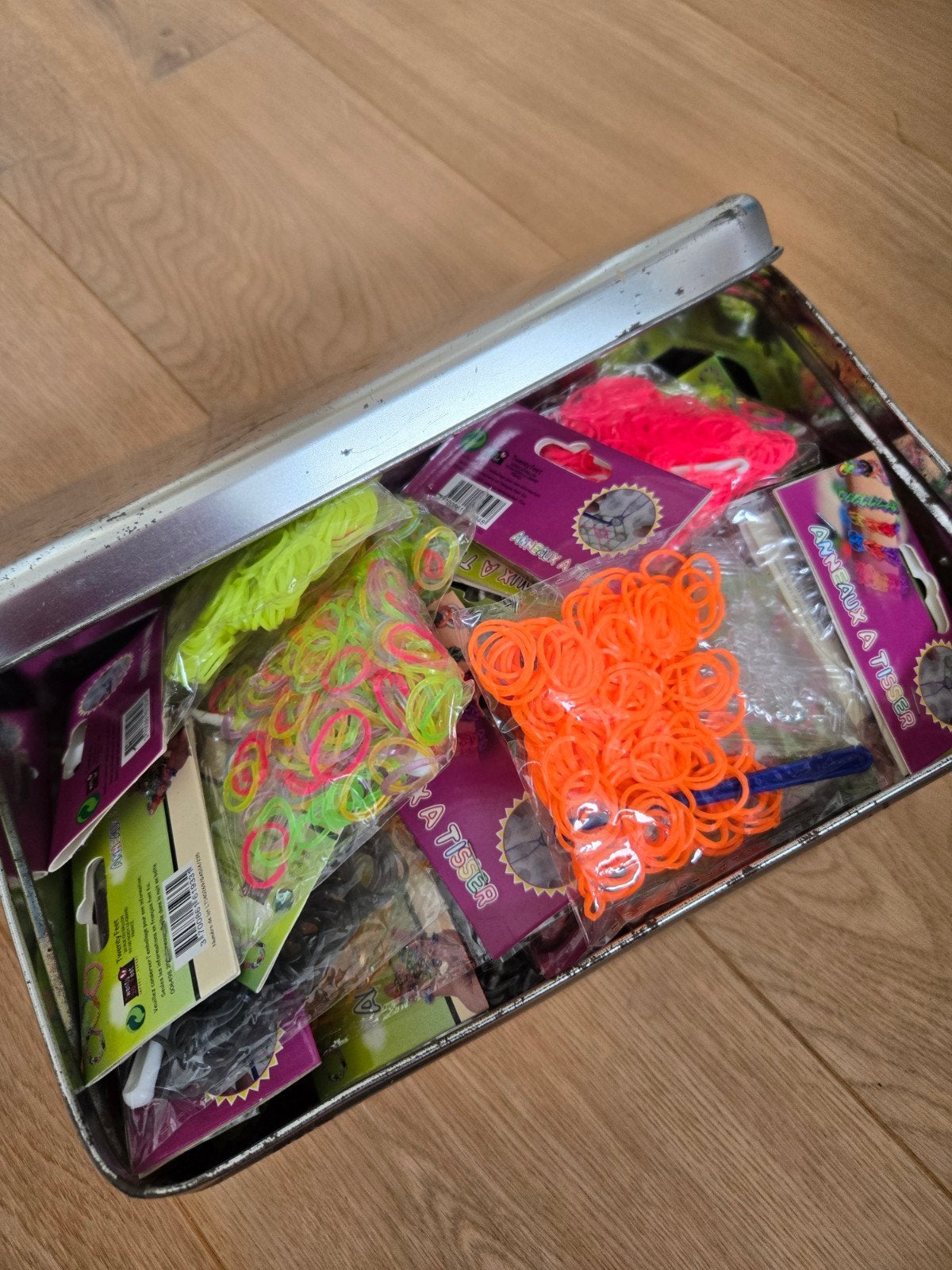 blik vol loombandjes, Verzenden