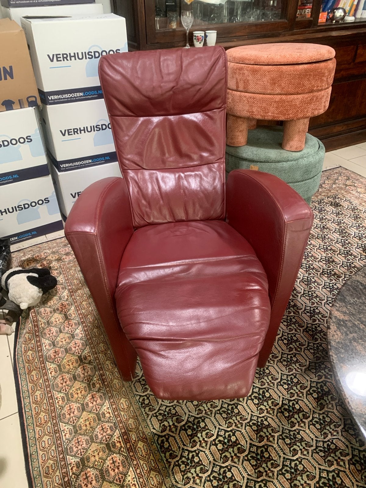 Comfortabele relaxstoel van rood leer, Huis en Inrichting, Stoelen, Ophalen, Gebruikt, Leer, Eén