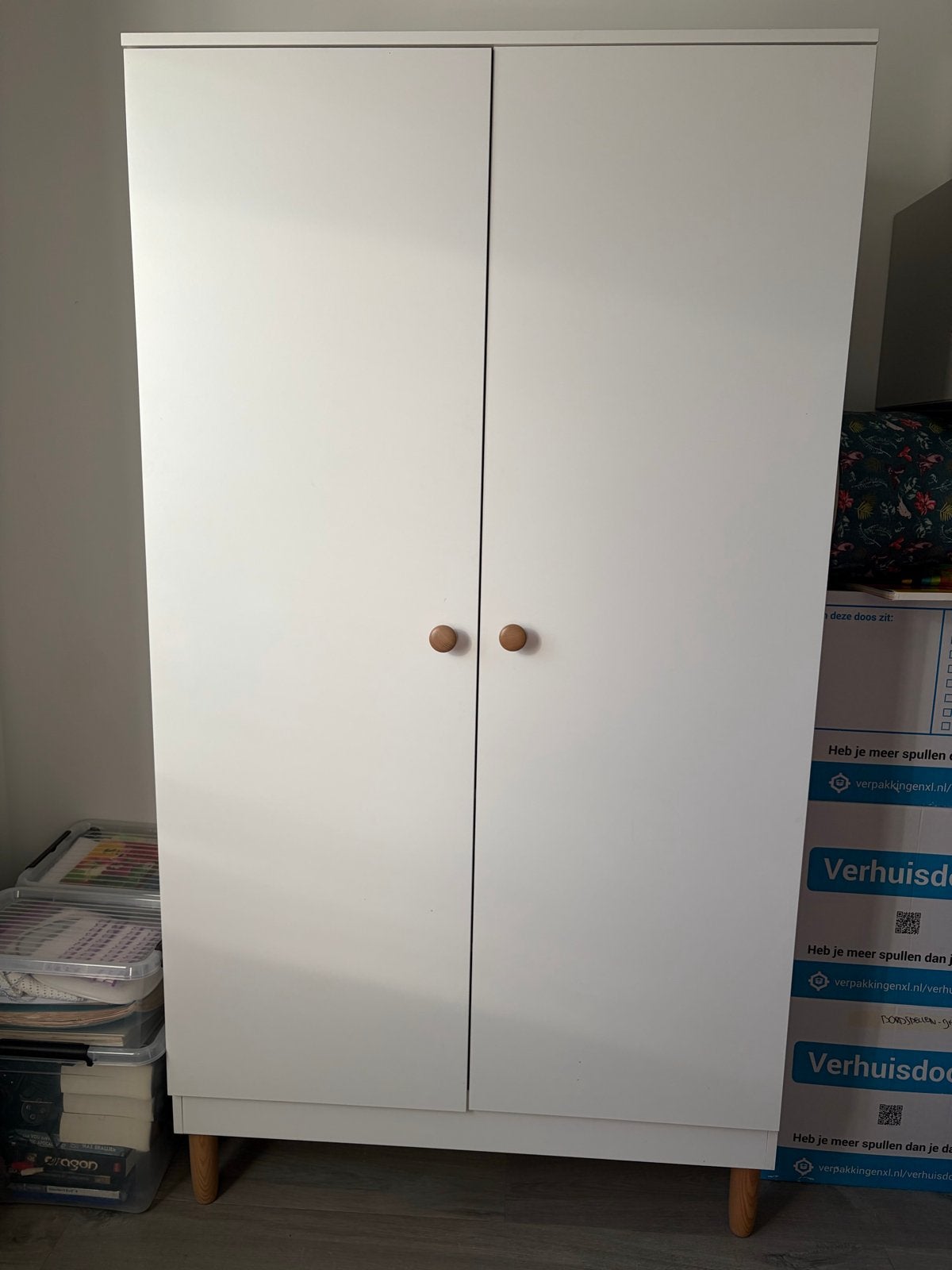 Witte kledingkast met houten pootjes en knoppen, Ophalen, 50 tot 100 cm, Zo goed als nieuw, 150 tot 200 cm