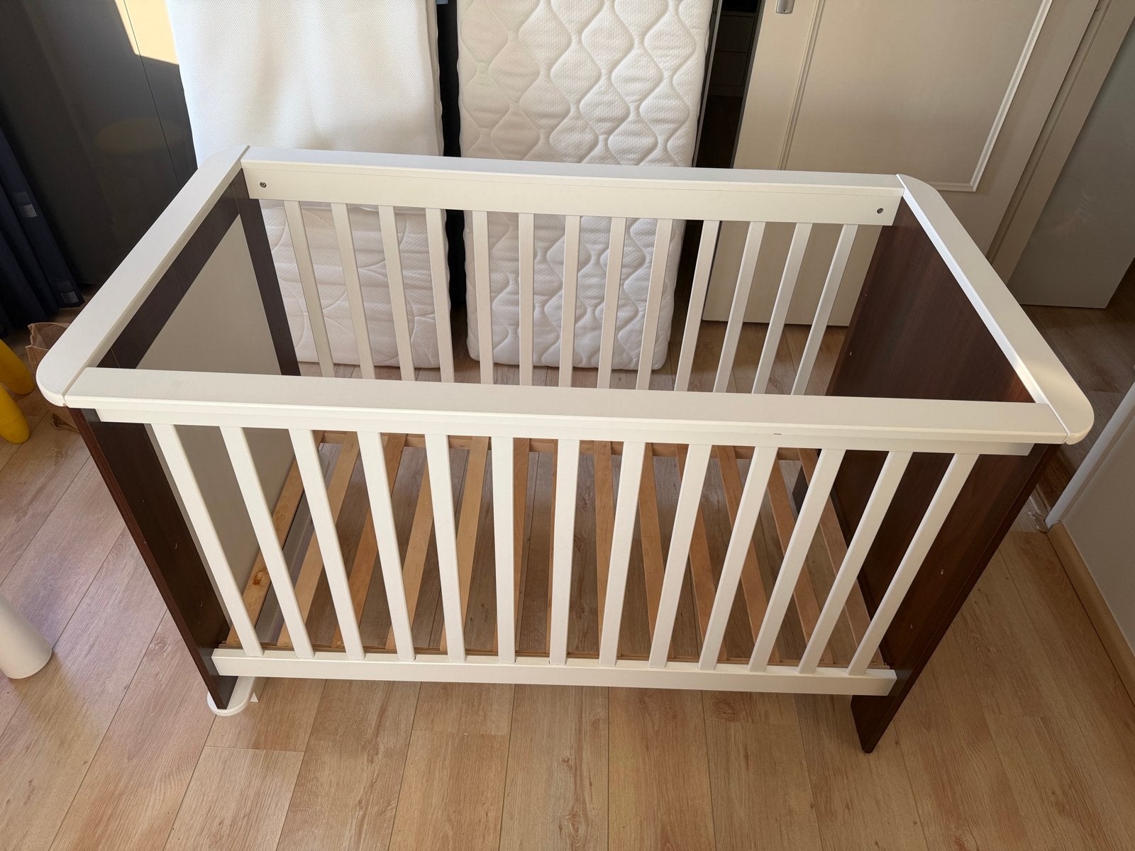 Mooi ledikantje, wit met houtkleur baby bedje bed, Ophalen, Gebruikt, Ledikant