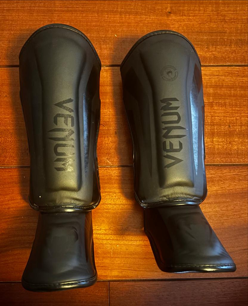 Venum Scheenbeschermers Maat S - Zwart, Sport en Fitness, Vechtsporten en Zelfverdediging, Overige, Vechtsportbescherming, Nieuw