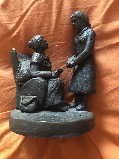 gezinsverzorgster beeld ongeveer 15,5 cm / KSH / 1947 / 1987, Ophalen