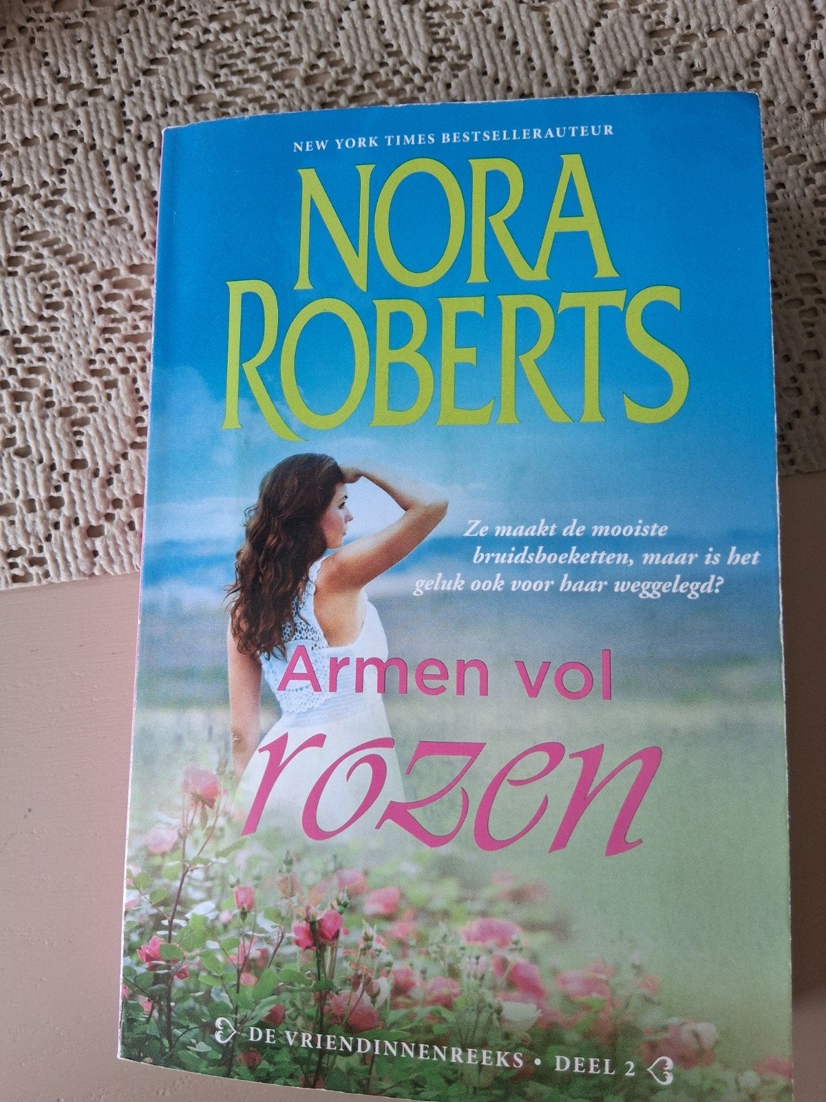 Nora Roberts  Armen vol rozen, Ophalen of Verzenden, Gelezen, Nora Roberts