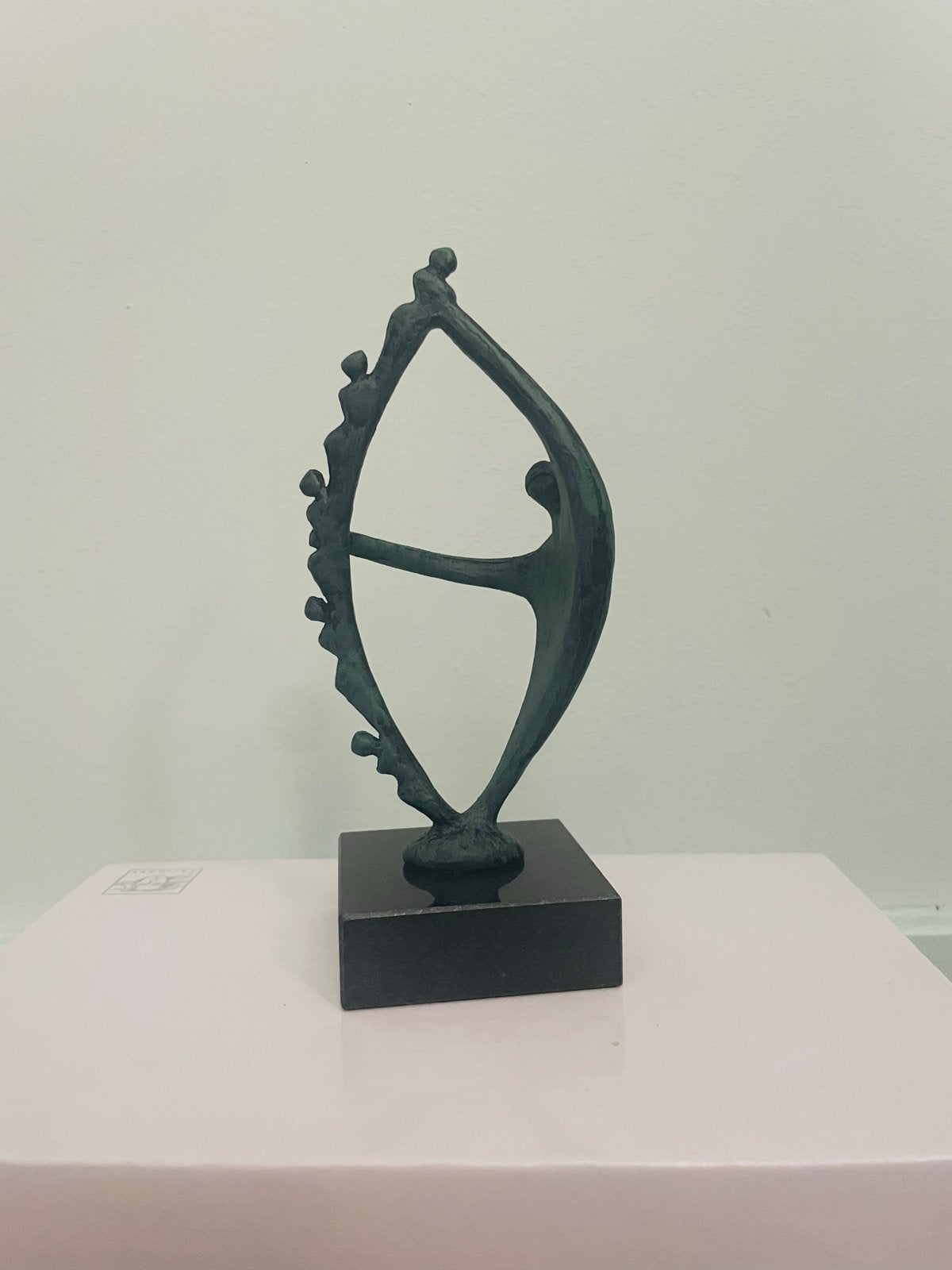 Abstract beeld 'De Boogschutter' van Mark Brouwers, Ophalen of Verzenden, Gepatineerd, 20 - 50 cm, Steen of Keramiek