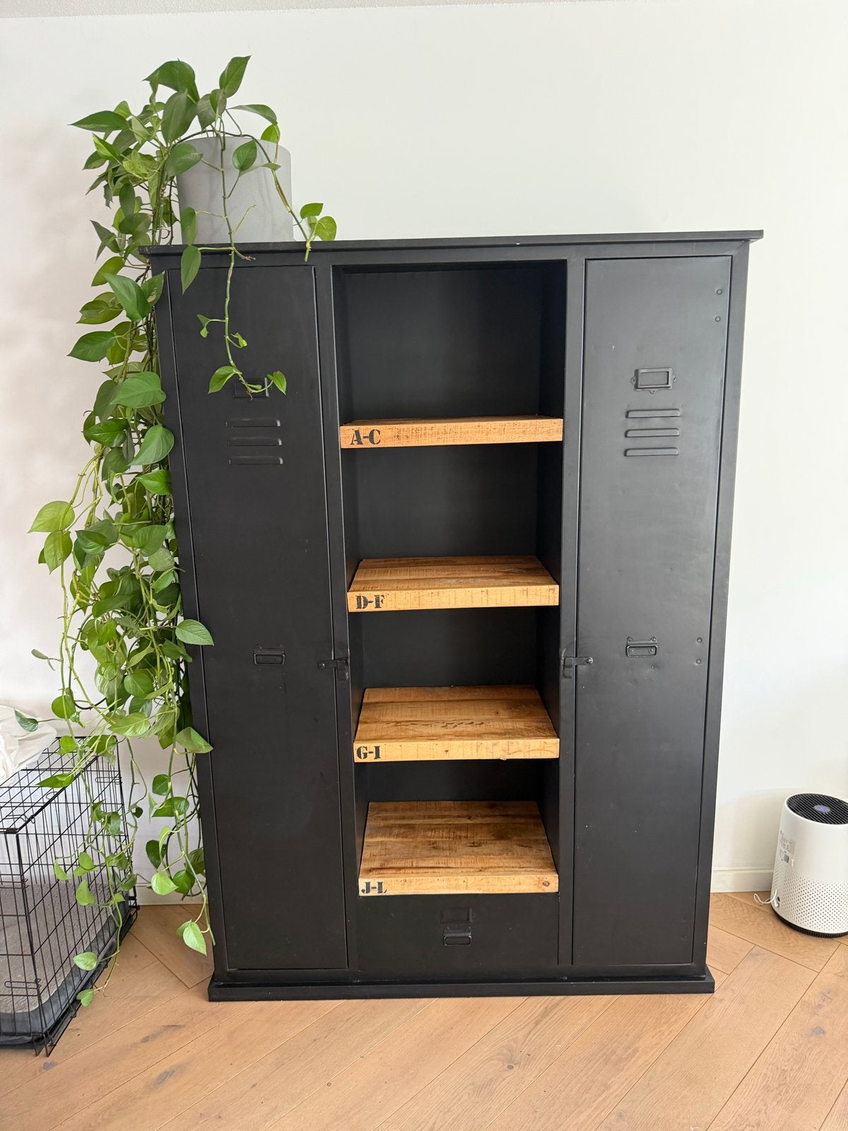 Zwarte industriële kast met houten planken, Ophalen, Gebruikt, 100 tot 150 cm, Metaal