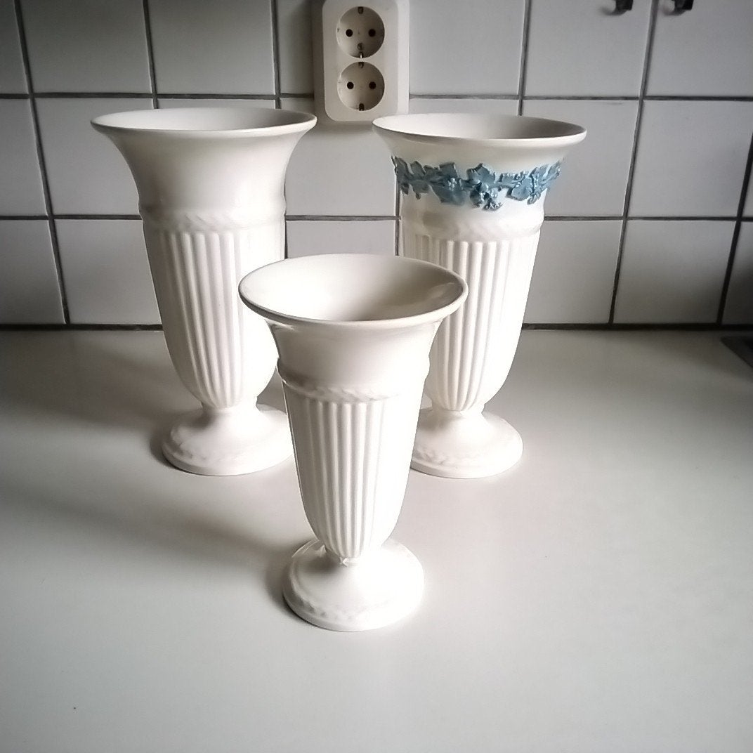 Set van 3 Wedgwood vazen, 22 cm en 16,5 cm, Antiek en Kunst, Antiek | Vazen, Ophalen of Verzenden
