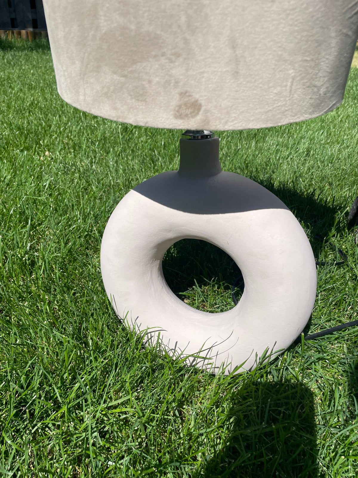 Moderne tafellamp met uniek design, Huis en Inrichting, Ophalen, Textiel, Grijs, Modern
