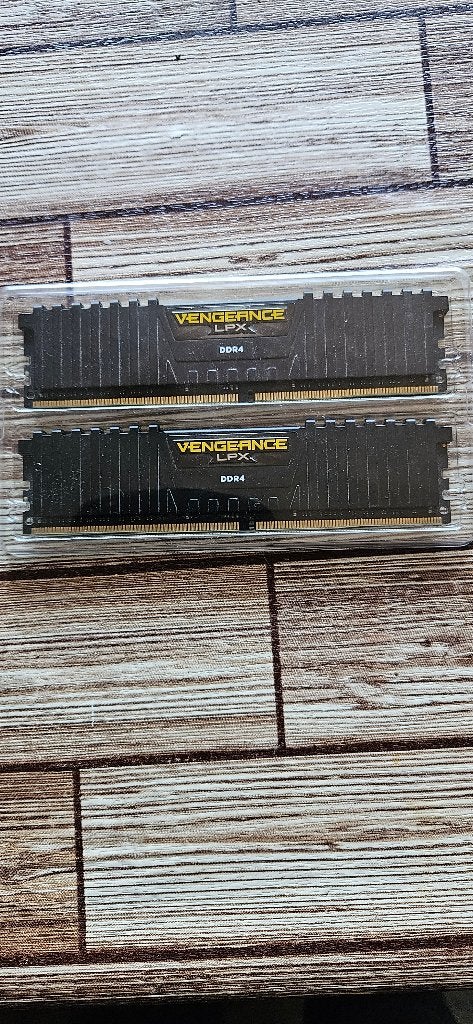 Corsair Vengeance 16GB (2x8GB) DDR4 DRAM 2400MHz, Gebruikt, DDR4, Ophalen of Verzenden, Desktop