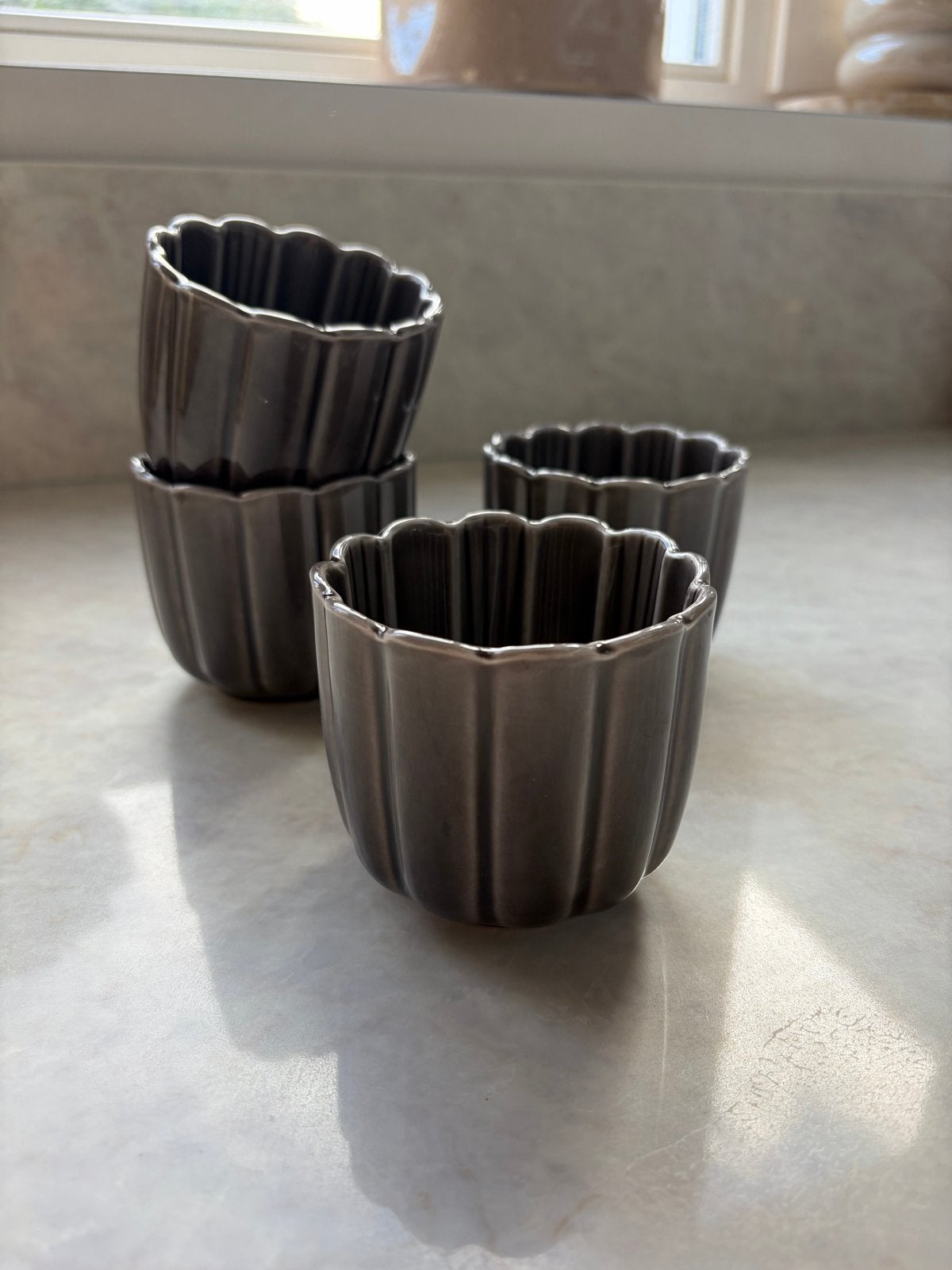 Set van 4 donkergrijze gebloemde koffiemokjes, Ophalen, Keramiek, Nieuw, Mok