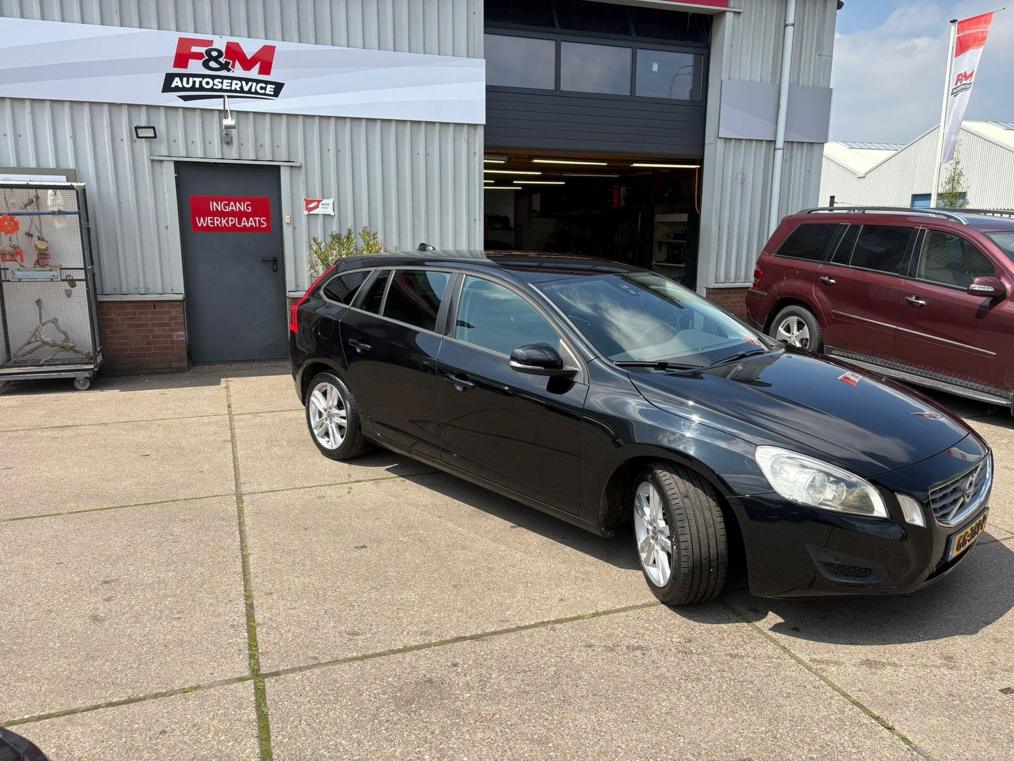 Volvo V60 1.6 T3 Kinetic Clima, cruise, pdc, trekhaak, Auto's, Volvo, Voorwielaandrijving, Gebruikt, Zwart, 4 cilinders