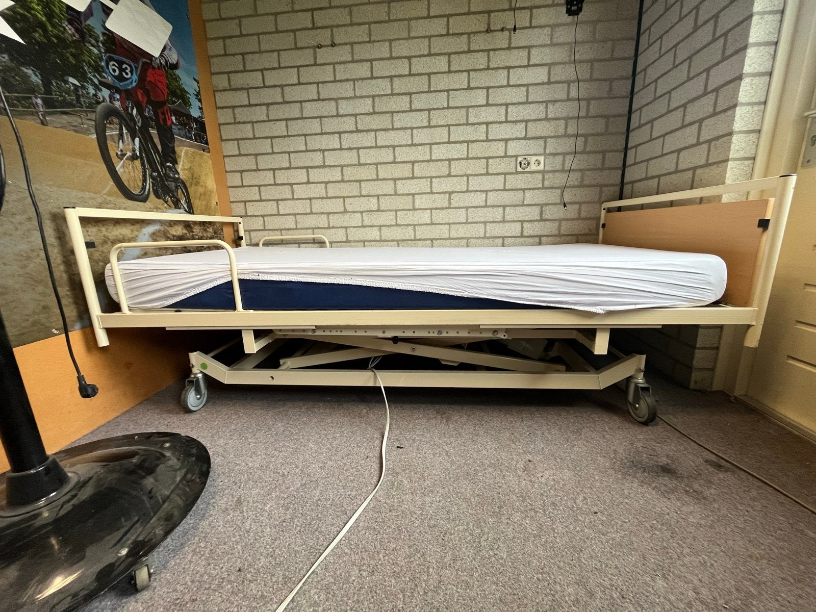 Hoog laag bed - verstelbaar eenpersoons bed, Huis en Inrichting, Slaapkamer | Bedden, Ophalen, 90 cm, Eenpersoons, Beige