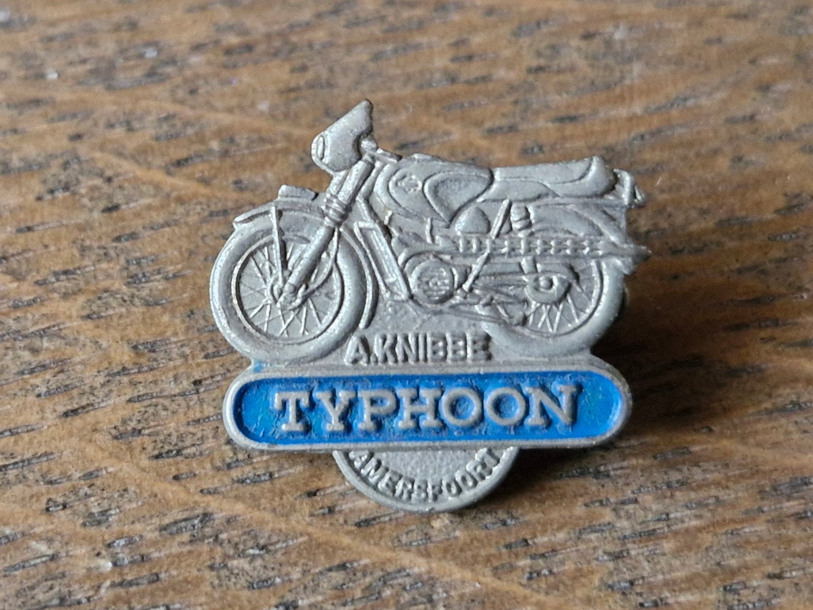 Typhoon speldje (pins), Verzamelen, Speldjes, Pins en Buttons, Ophalen of Verzenden, Zo goed als nieuw, Merk, Speldje of Pin
