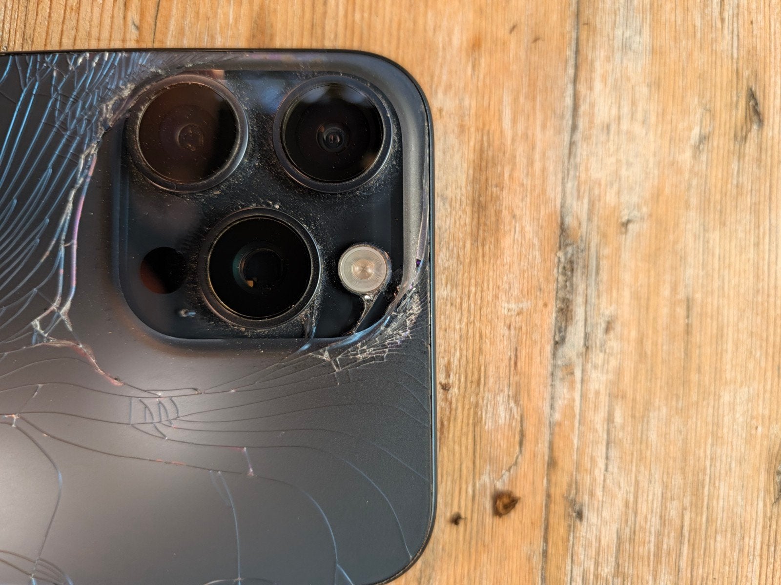 Foto 4 van iPhone 15 Pro Max - Achterkant beschadigd