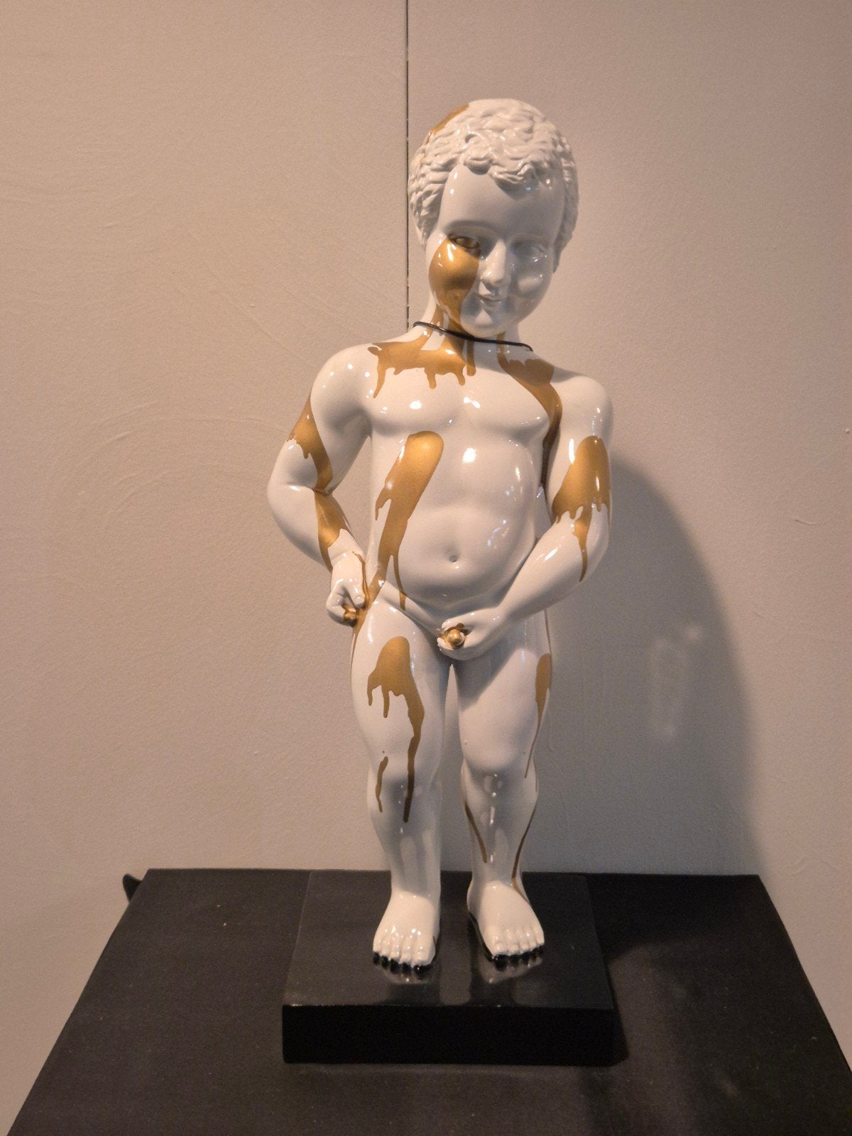 Manneke Pis Beeld Polyester 60cm - Wit met Goud, Beschilderd, Kunststof, Beeld, Meerkleurig