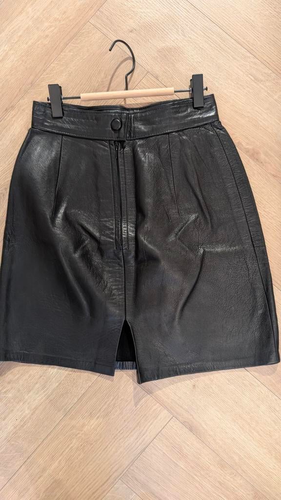 Zwarte leren mini rok met split, maat 34, Zwart, Ophalen of Verzenden, Maat 34 (XS) of kleiner, Gedragen
