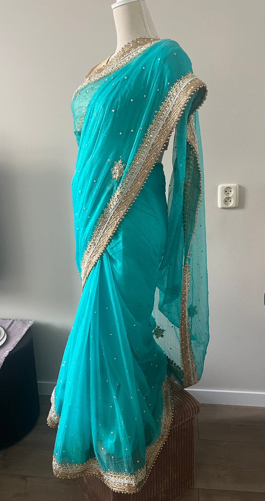turquoise Indiase sari met gouden borduursels en blouse, Ophalen, Nieuw, Goud, Overige typen