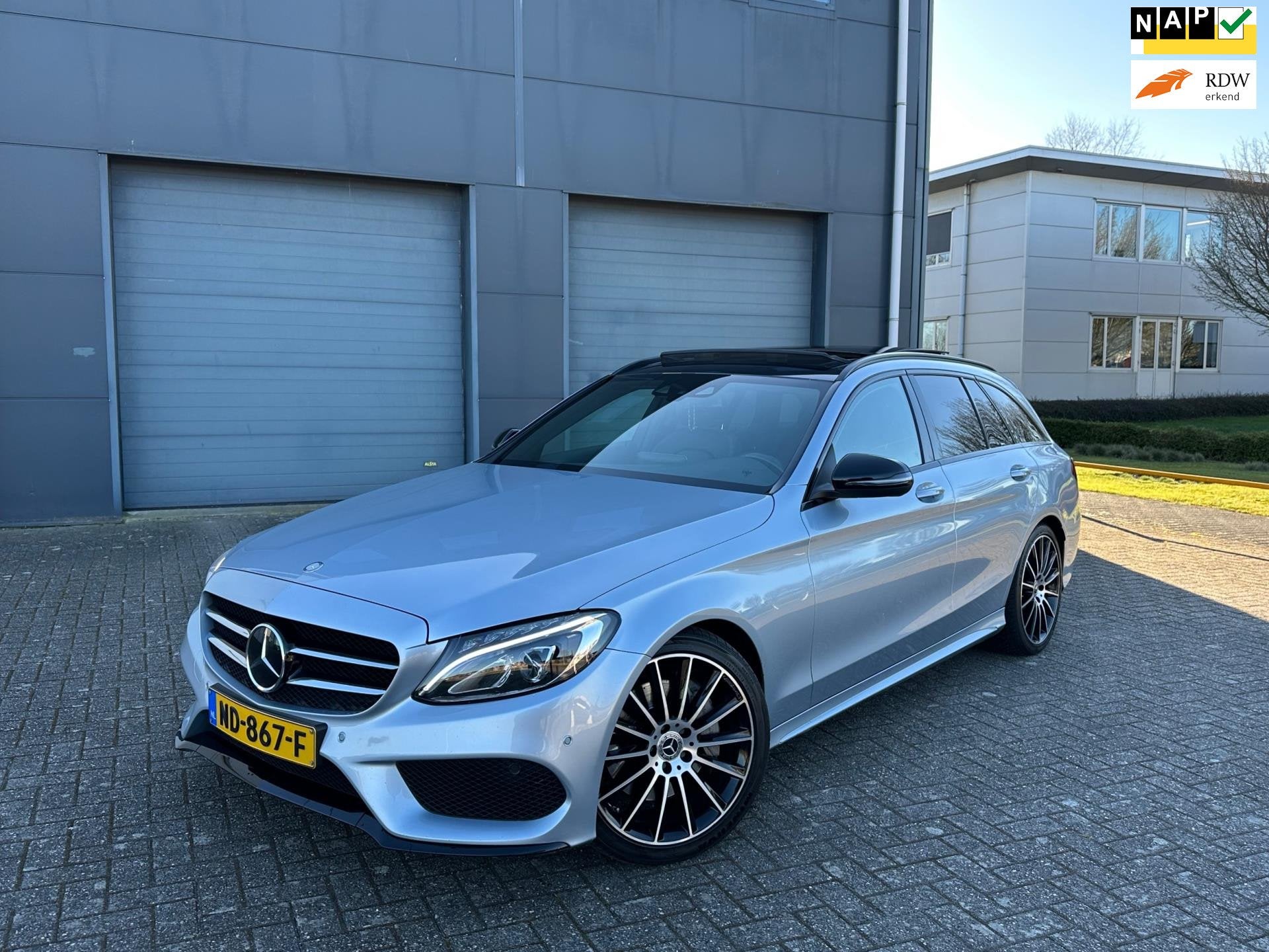 Mercedes-Benz C-klasse Estate 300 HYBRID ///AMG 2017 Pano De, Auto's, Automaat, Dealer onderhouden, Achterwielaandrijving, Gebruikt
