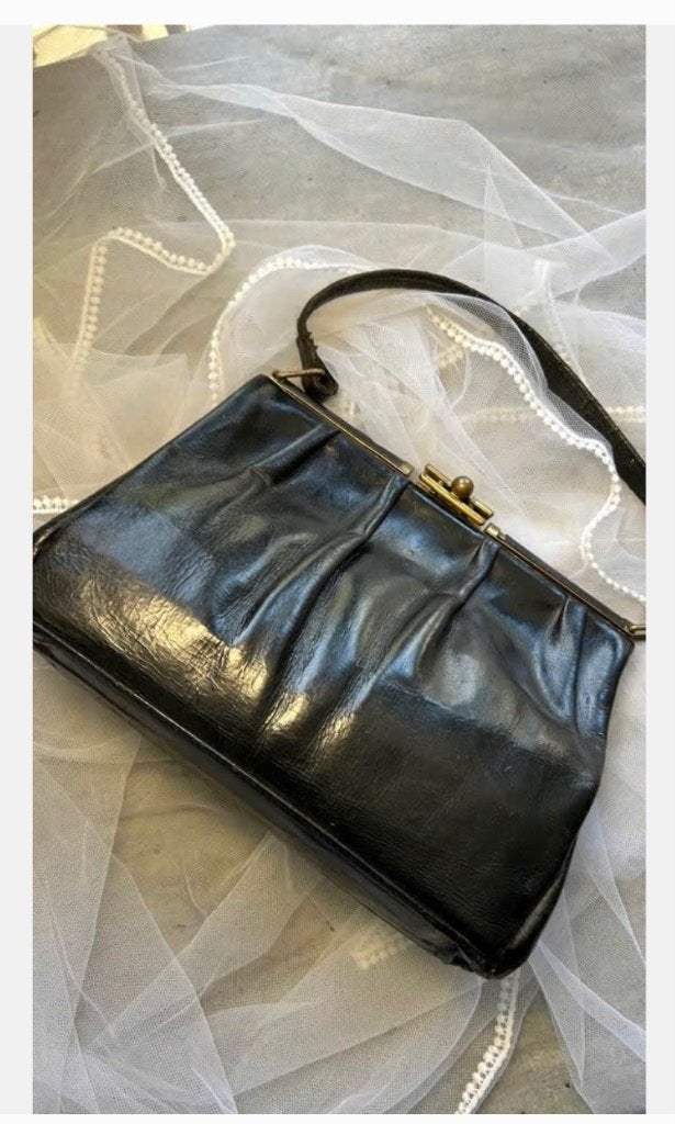 Antieke zwarte leer dames tas jaren ‘60, bijzondere sluiting, Sieraden, Tassen en Uiterlijk, Tassen | Damestassen, Gebruikt, Zwart