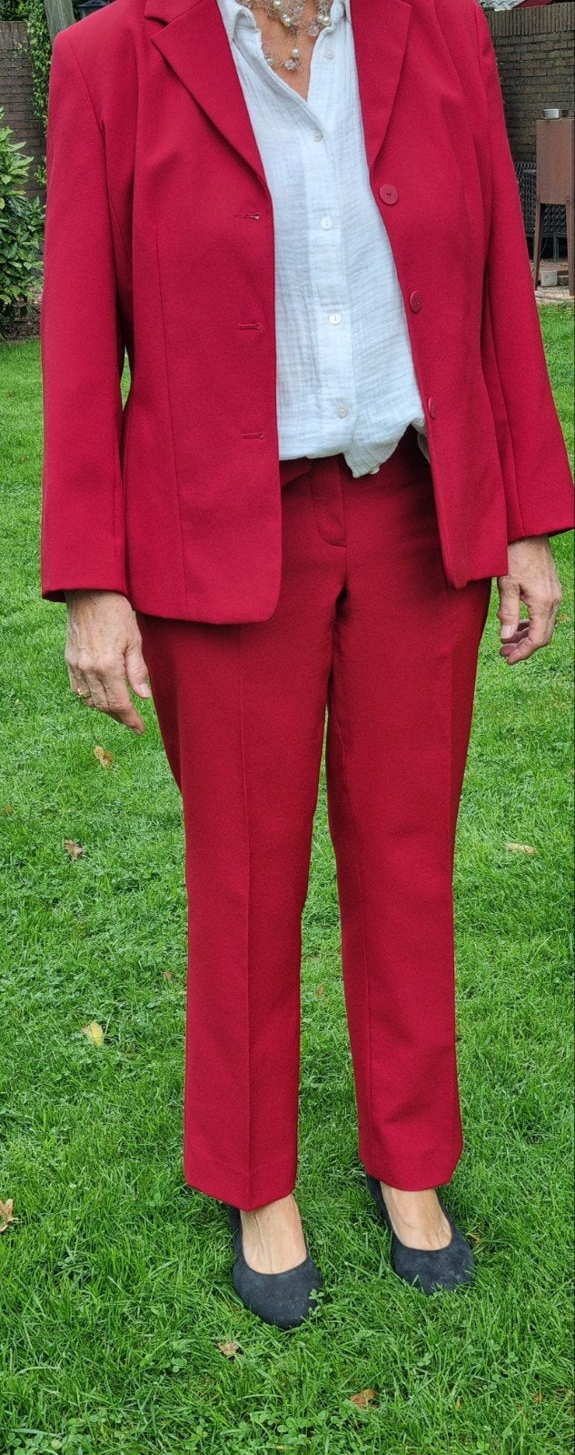 chique pak met jasje broek en rok ruime maat 40, Ophalen of Verzenden, Zo goed als nieuw, Rood