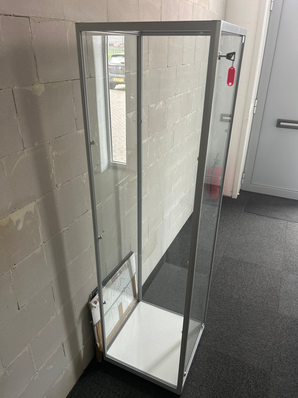 Foto 2 van Nette vitrinekast met aluminium frame en 4 niveaus