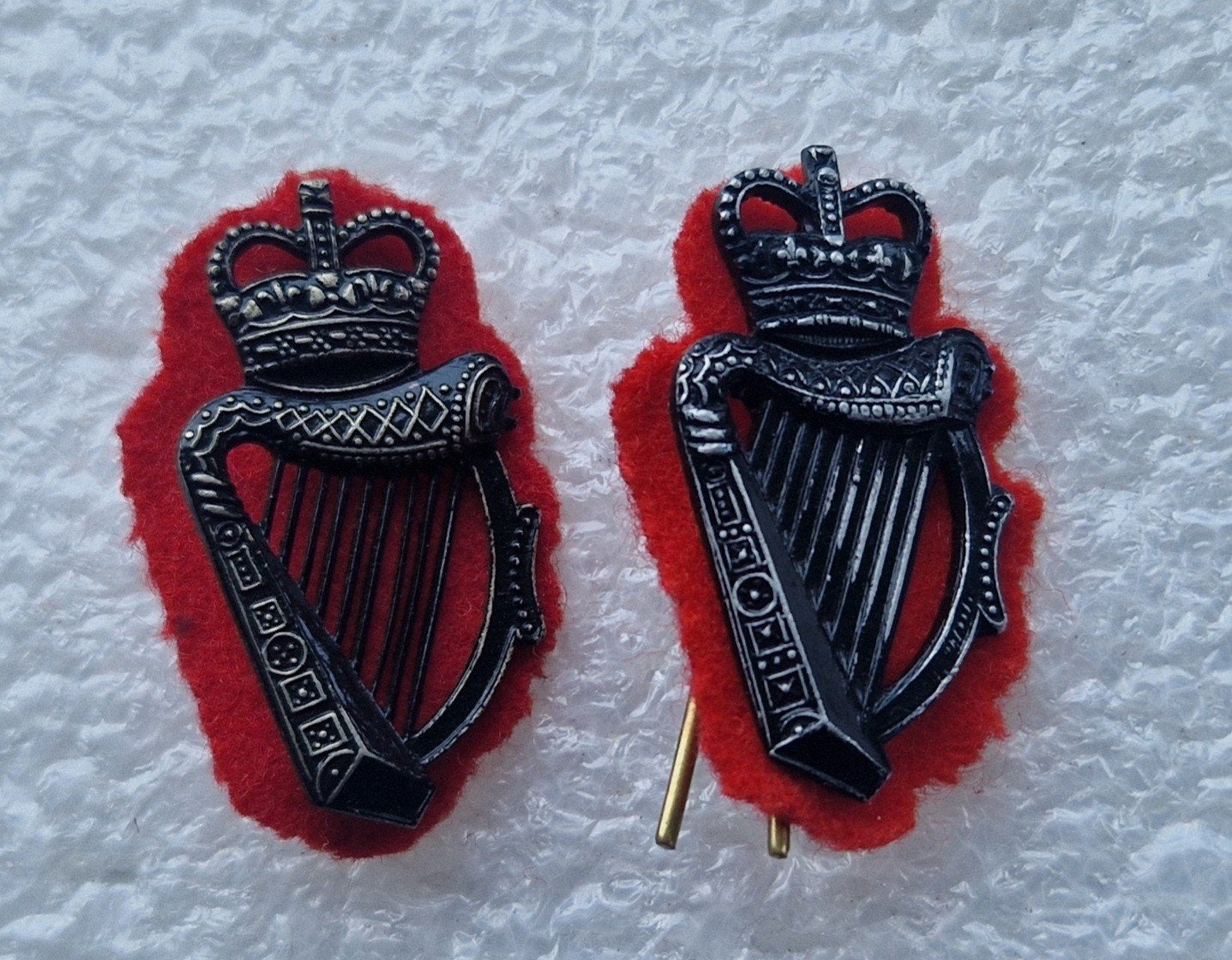 Post WW2 1970 To1990s Royal Ulster Constabulary Collar Badge, Verzamelen, Ophalen of Verzenden, Landmacht, Embleem of Badge