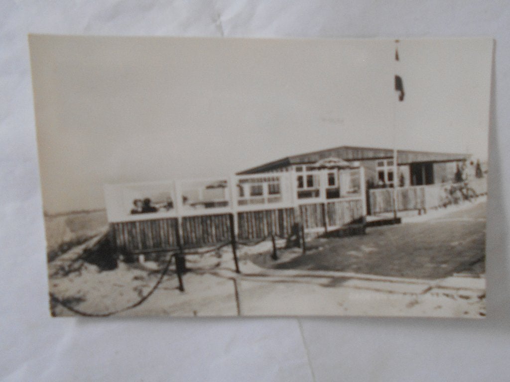 Camperduin houten strandtent te Camperduin rond 1957, Ophalen of Verzenden, 1940 tot 1960, Gelopen, Noord-Holland