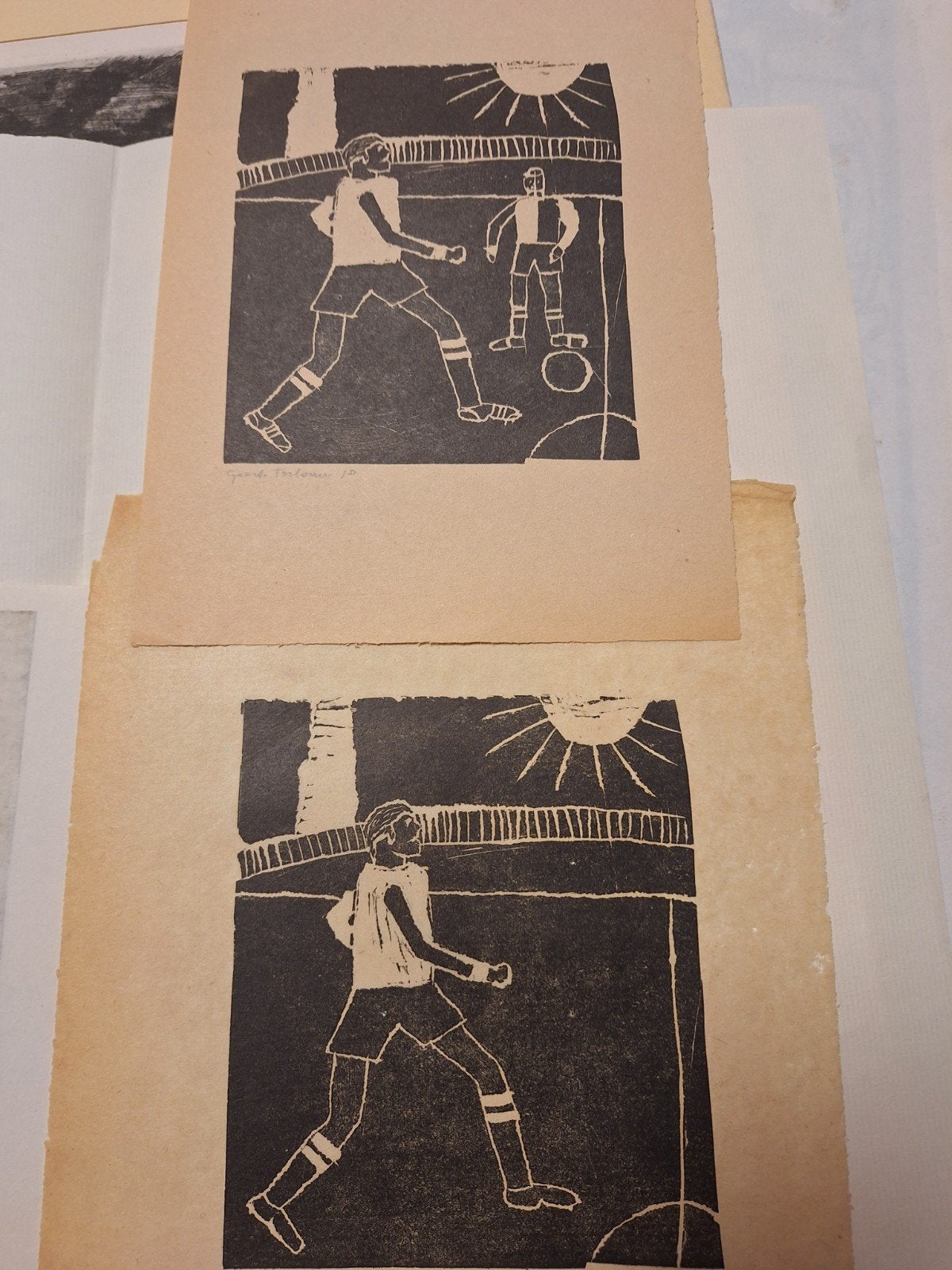 2x Houtsnede voetbal door Geert Terlouw, Dagelijks leven, 1950 - 1999, Ophalen of Verzenden, Gesigneerd