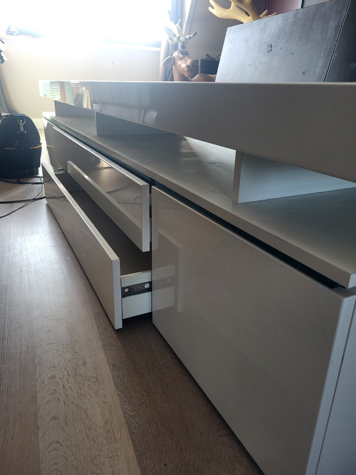 dressoir maten staan op de foto kleine beschadiging hoekje, Ophalen, Gebruikt, 25 tot 50 cm, 150 tot 200 cm