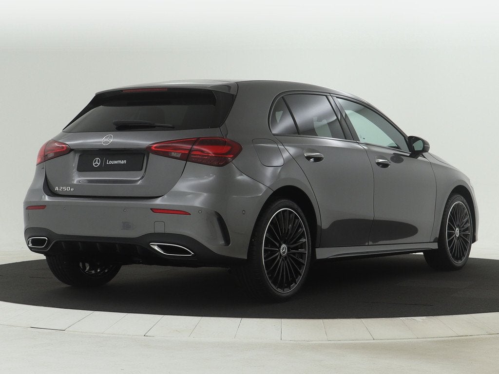 Mercedes-Benz A-Klasse 250 e AMG Line | Nightpakket | Premiu, Auto's, Mercedes-Benz, 12 maanden, 15 kWh, Bedrijf, Hybride Elektrisch/Benzine