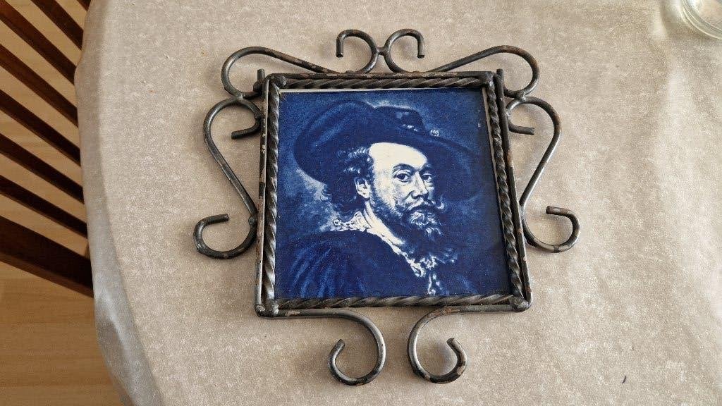 oude tegel hoofd in metalen lijst, Ophalen of Verzenden